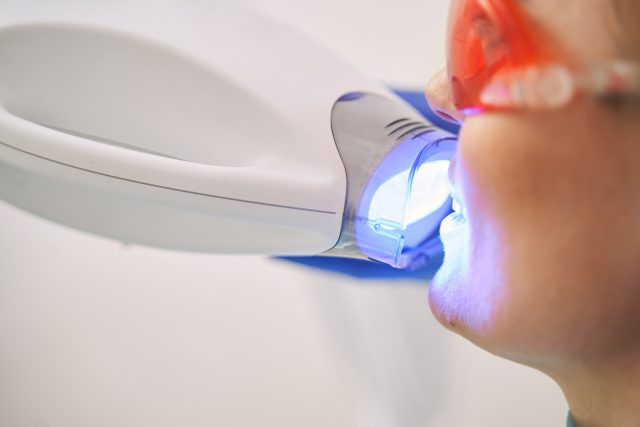 https://www.ozkanaltundisklinigi.com.tr/wp-content/uploads/2025/07/lazer-destekli-dis-hekimligi-0--640x427.jpg